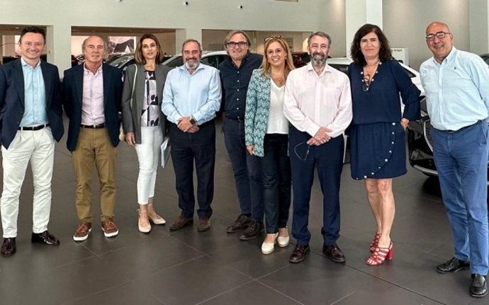 La candidata al Senado, Elena Castillo, transmite el apoyo del PP a la transformación del sector de la automoción en Cantabria