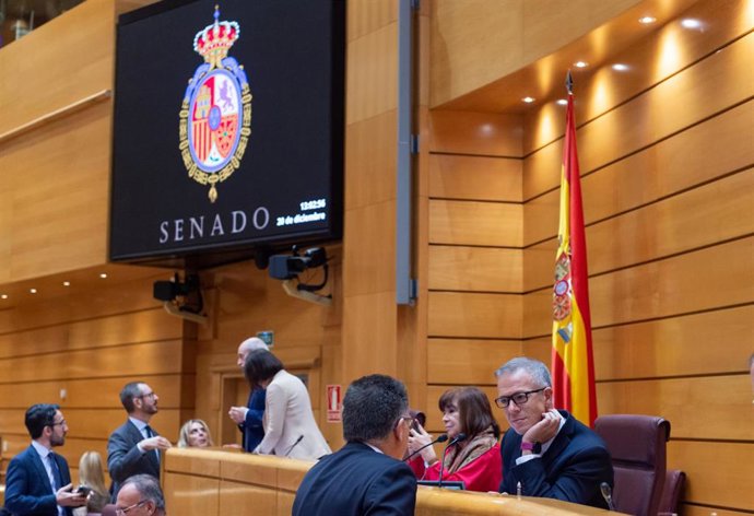 Archivo - El presidente del Senado, Ander Gil (d), durante una sesión plenaria en el Senado, a 20 de diciembre de 2022, en Madrid (España).