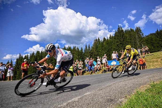 El esloveno Tadej Pogacar (UAE Team Emirates) y el danés Jonas Vingegaard (Jumbo Visma) durante una etapa del Tour de Francia 2023.