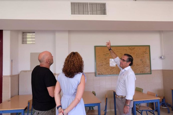 El delegado de Desarrollo Educativo y Formación Profesional y de Universidad, Investigación e Innovación, Miguel Briones, visita las obras de bioclimatización y energías renovables de sus centros educativos de Coín