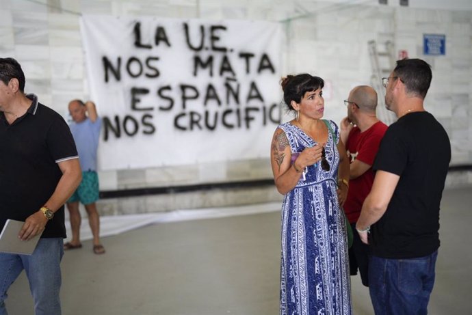 Teresa Rodríguez (Adelante Andalucía) participa en una concentración de pescadores en Barbate (Cádiz).