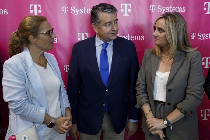 El consejero de la Presidencia, Interior, Diálogo Social y Simplificación Administrativa, Antonio Sanz, visita las nuevas oficinas de T-Systems.