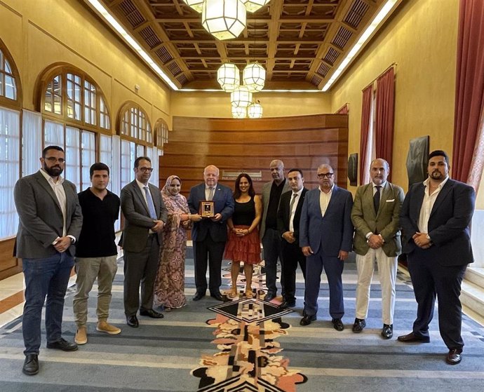 Miembros del Consejo Regional de Dakhla han visitado el Parlamento de Andalucía, junto a responsables de la Fundacion SSG. Han sido recepcionados por el presidente de Parlamento andaluz, Jesús Aguirre,