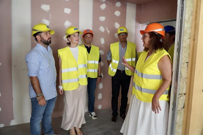 La presidenta del Govern, Margalida Prohens, durante una visita en Formentera.
