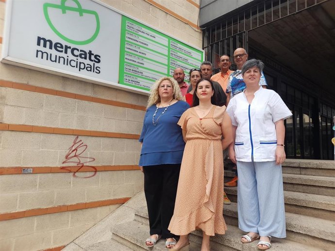 La concejala de Economía y Comercio de Palma, Lupe Ferrer, se reúne con representantes de comerciantes del Mercat de Llevant.