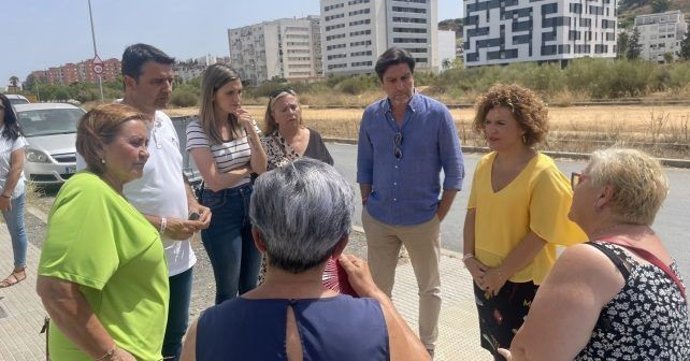 La candidata número uno al Senado y secretaria general del PSOE de Huelva, María Eugenia Limón, acompañada de otros miembros socialistas, durante su visita al barrio de Santa Lucía en la capital.