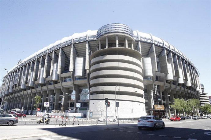 Archivo - Fachada y alrededores del Estadio Santiago Bernabéu de Madrid.