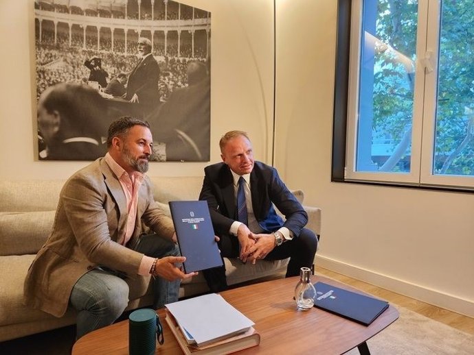El líder de Vox, Santiago Abascal, junto al ministro de Agricultura y Soberanía Alimentaria de Italia, Francesco Lollobrigida