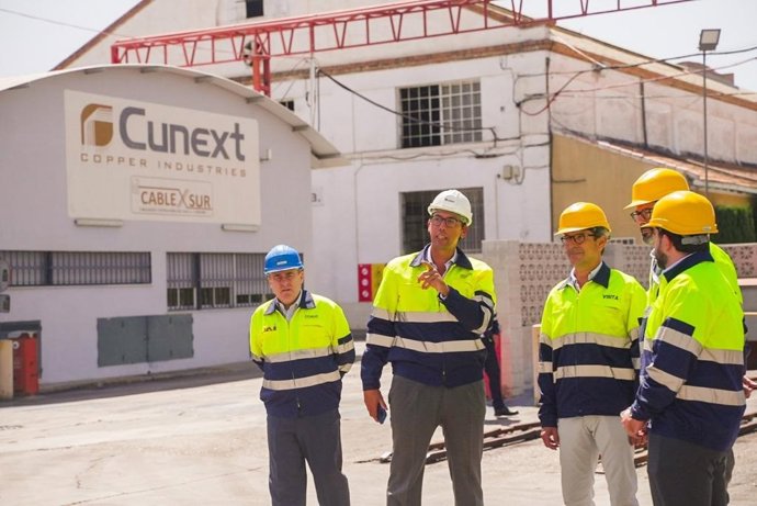 Paradela (centro), durante su visita a las instalaciones de Cunext Copper en Córdoba.