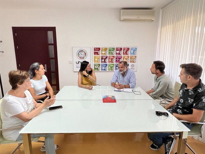 Encuentro entre los candidatos de Sumar por la provincia de Huelva al Congreso y la rectora de la UHU, María Antonia Peña.