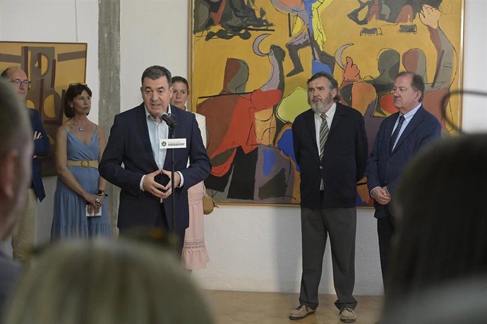 Román Rodríguez y otros asistentes a la apertura del Museo Sargadelos-Carlos Maside.