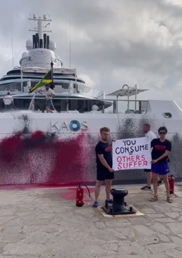 Activistas de Futuro Vegetal rocían de pintura un megayate en Ibiza para protestar por la crisis climática.