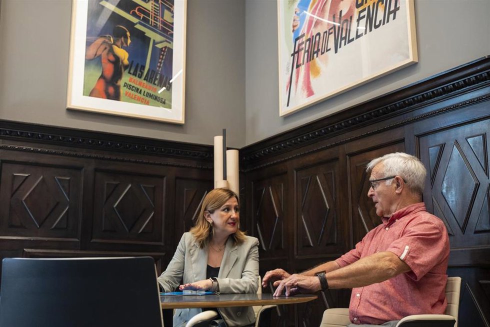Archivo - La ganadora de las elecciones al Ayuntamiento de Valncia, la 'popular' María José Catalá, se reúne con el exalcalde Joan Ribó
