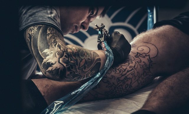 Archivo - Maestro del tatuaje hacer el tatuaje en la pierna