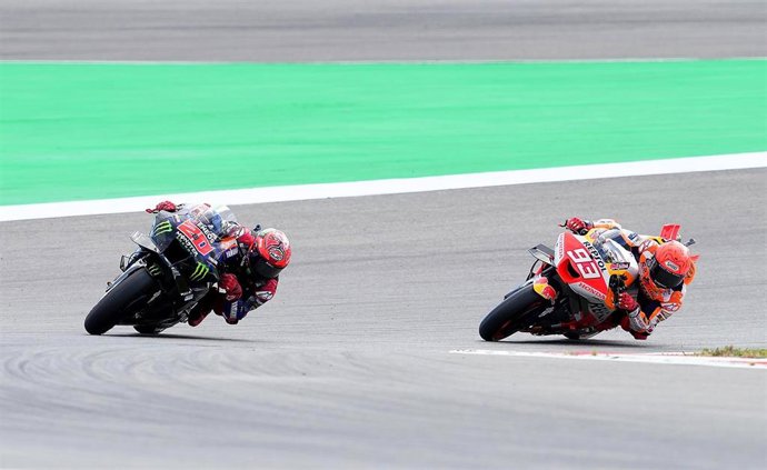 Archivo - El piloto francés Fabio Quartararo (L) del equipo Monster Energy Yamaha y el español Marc Márquez del equipo de fábrica de Honda compiten durante los entrenamientos libres antes del MotoGP de Portugal en el circuito de Portimao