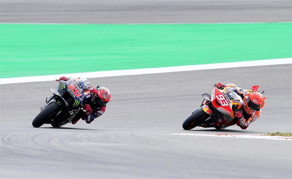 Archivo - El piloto francés Fabio Quartararo (L) del equipo Monster Energy Yamaha y el español Marc Márquez del equipo de fábrica de Honda compiten durante los entrenamientos libres antes del MotoGP de Portugal en el circuito de Portimao