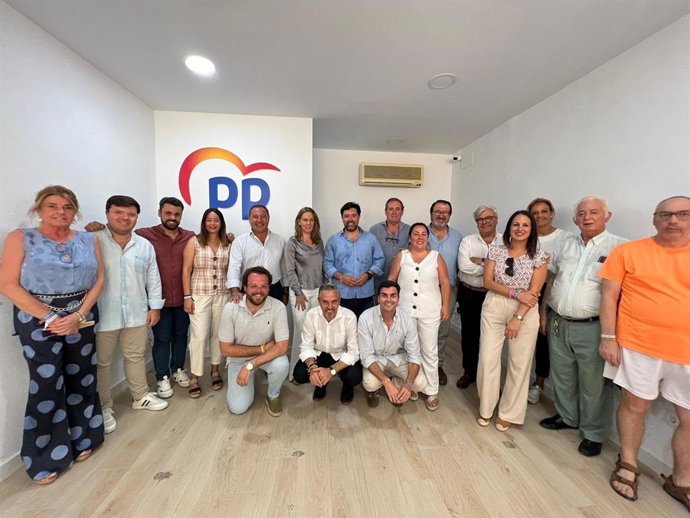 El cabeza de lista del PP al Congreso de los Diputados por Sevilla,  Juan Bravo, en un visita a Lora del Río (Sevilla) en el marco de la campaña electoral del 23J.