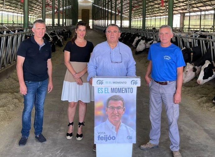 El candidato número dos por el PP de Córdoba al Congreso de los Diputados, Bartolomé Madrid, en su visita a una granja.