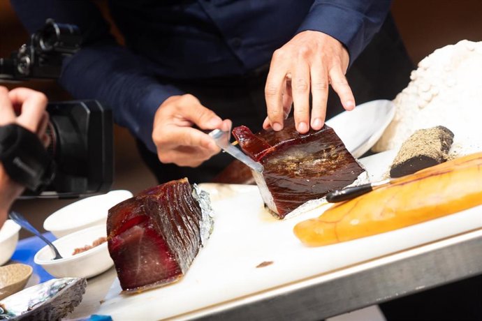 Un chef elabora un plato en la inauguración de la quinta edición de 'Encuentro de los Mares'