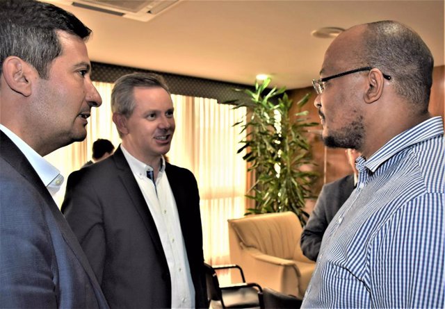 El ministro de Sanidad, José Miñones, se reúne con Revelino M. Mujovo, médico residente de traumatología del Hospital Central de Maputo (Mozambique). En Madrid (España), a 17 de julio de 2023.