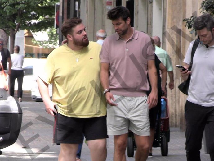 GERARD PIQUÉ E IBAI LLANOS PASEAN POR LAS CALLES DE BARCELONA