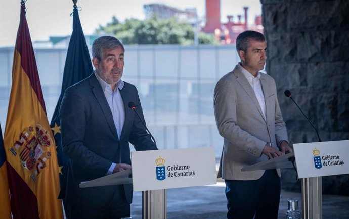 El presidente del Gobierno de Canarias y el vicepresidente, Fernando Clavijo y Manuel Domínguez, respectivamente, en la rueda de prensa posterior al primer Consejo de Gobierno
