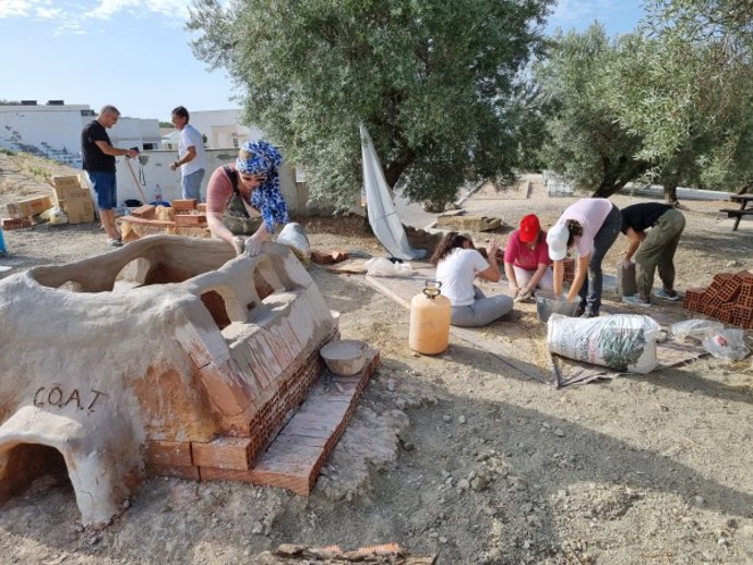 Los estudiantes inician la construcción del horno para la producción de vidrio.