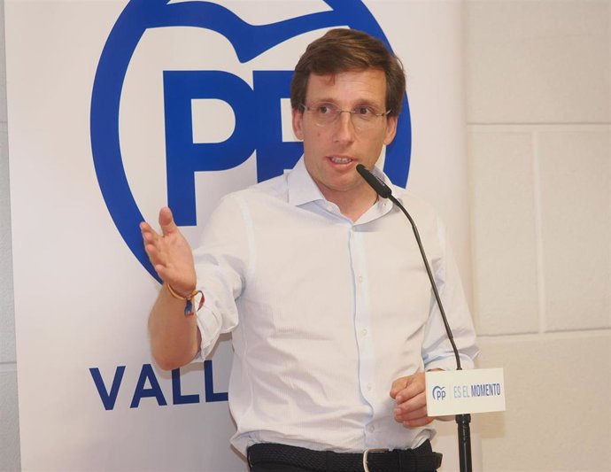 Martínez-Almeida, durante su intervención en  un encuentro con alcaldes de Valladolid.