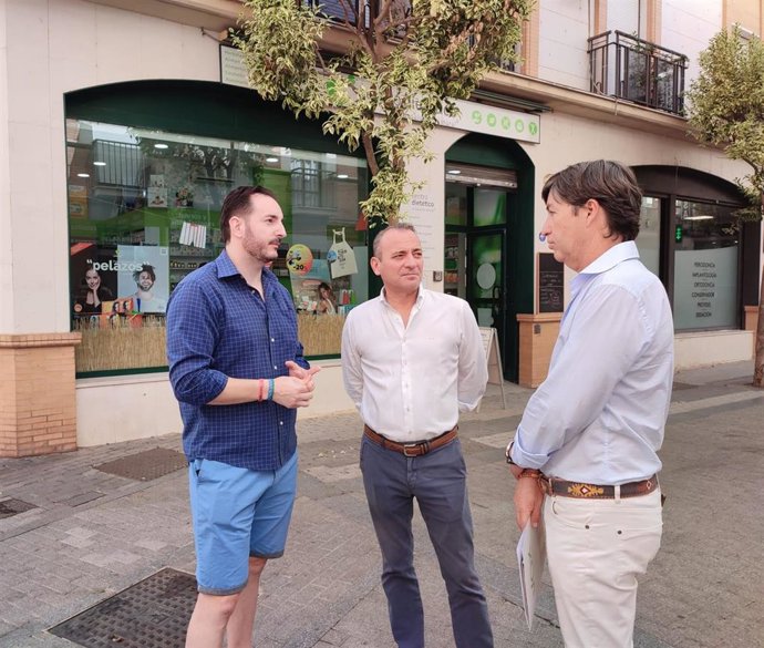 El cabeza de lista de Vox al Congreso de los diputados por Huelva, Tomás Fernández, junto al número tres de la candidatura, Félix Ballester, y el edil de Vox en el Ayuntamiento de la capital onubense, Wenceslao Font.