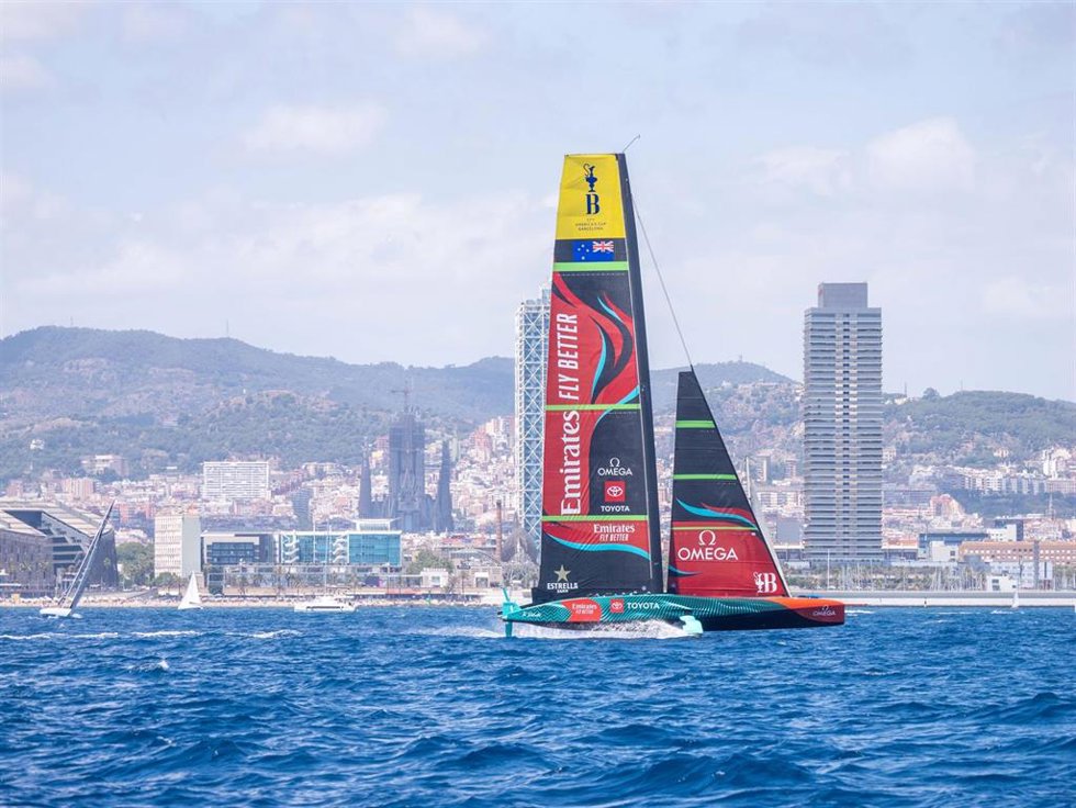 El barco del Team New Zealand navegando por Barcelona, en entrenamiento para la 37 Copa América de Barcelona 2024