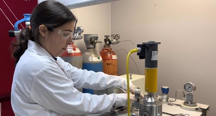 Investigadora en una laboratorio de la Universidad de Huelva.