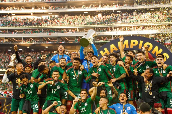 16 July 2023, US, Los Angeles: Mexico players celebrate after winning the CONCACAF Gold Cup final soccer match between Mexico and Panama at Sofi Stadium. Photo: Alex Cave/ZUMA Press Wire/dpa