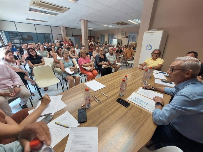 El edil Santiago Ballester se ha reunido con técnicos municipales, los vendedores y la directiva del Mercado del Cabanyal para abordar los plazos para realizar la reforma de la cubierta de este mercado municipal.