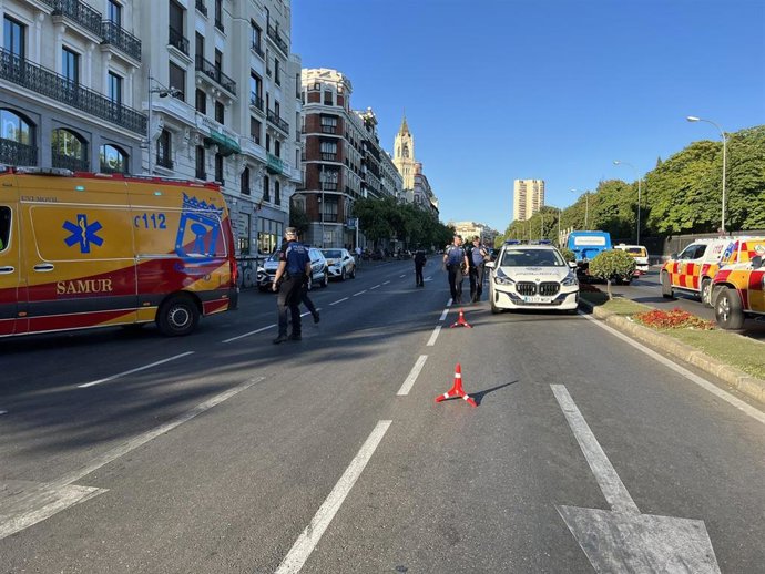 La Policía Municipal mantiene cortado un tramo de la calle Alcalá, sentido Cibeles, tras el accidente que ha dejado tres heridos.