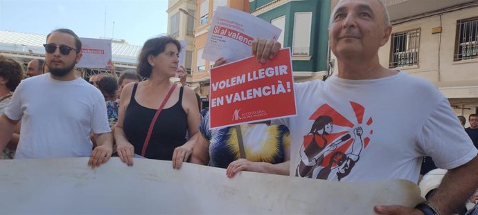 Una concentración celebrada este lunes en Borriana (Castellón) ha expresado el rechazo de entidades y ciudadanos a "la censura y valencianofobia"