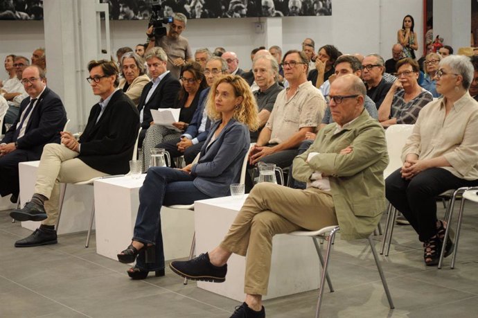 La candidata Meritxell Batet i el líder del PSC, Salvador Illa, en l'acte de cultura amb el cantautor Joan Manuel Serrat i altres personalitats.