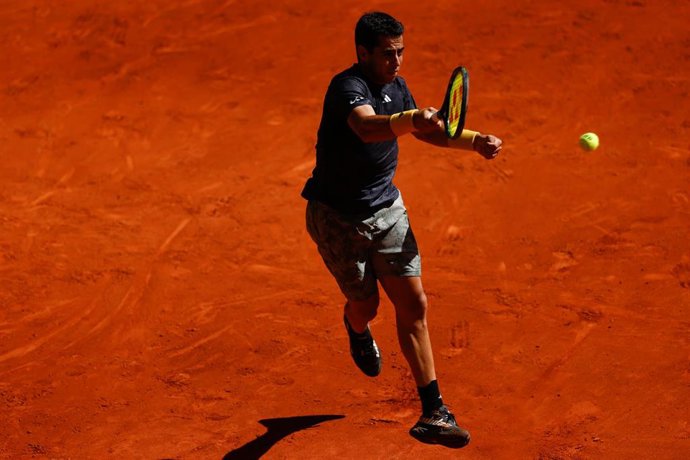 Archivo - El tenista español Jaume Munar golpea una bola durante un torneo