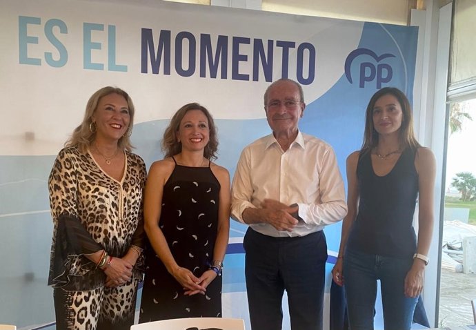 La presidenta del PP de Málaga, Patricia Navarro; la presidenta del Comité Electoral Provincial, Carolina España; el alcalde de la ciudad, Francisco de la Torre, y la coordinadora de la campaña en la capital, Elisa Pérez de Siles, en un acto en Málaga
