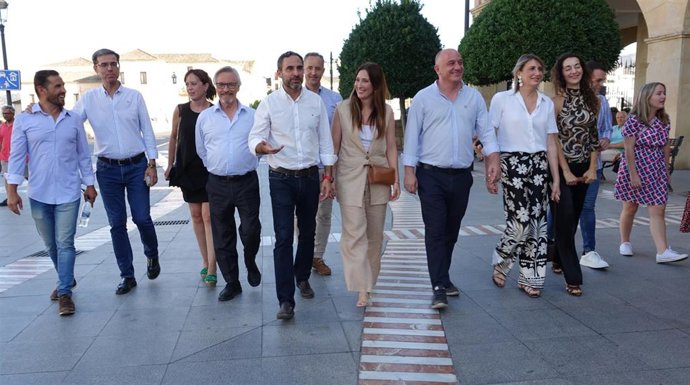 Las candidatas socialistas al Congreso, Mari Nieves Ramírez y Fátima Fernández; y el secretario general del PSOE de Málaga, Daniel Pérez, en un acto en Ronda