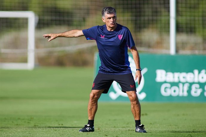 Jose Luis Mendilibar, entrenador del Sevilla, durante un entrenamiento de la pretemporada 23-24