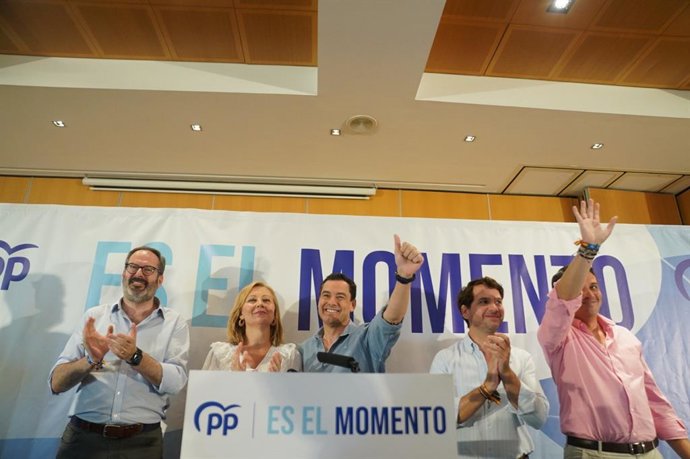Juanma Moreno (centro), con los candidatos y dirigentes del PP de Córdoba.