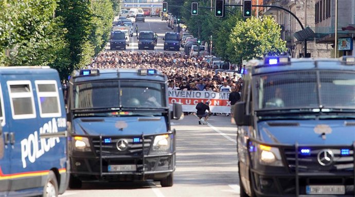 Furgones policiales durante una manifestación en dirección a Stellantis, en la quinta jornada de la huelga del metal, a 6 de julio de 2023, en Vigo, Pontevedra, Galicia (España). 