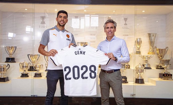 Cenk zkacar junto a Miguel Ángel Corona, director deportivo del Valencia, tras firmar hasta el 2028