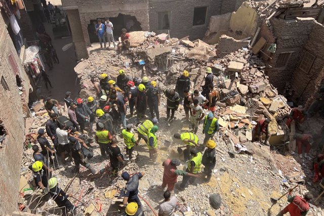 Servicios de emergencias en el derrumbe de un edificio en El Cairo, Egipto