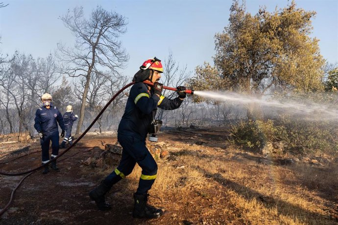 Archivo - Imagen de archivo del Cuerpo de Bomberos de Grecia operando en la región de Ática