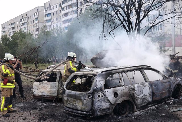 Bomberos ucranianos extinguiendo un fuego provocado por un bombardeo ruso en la región de Járkov