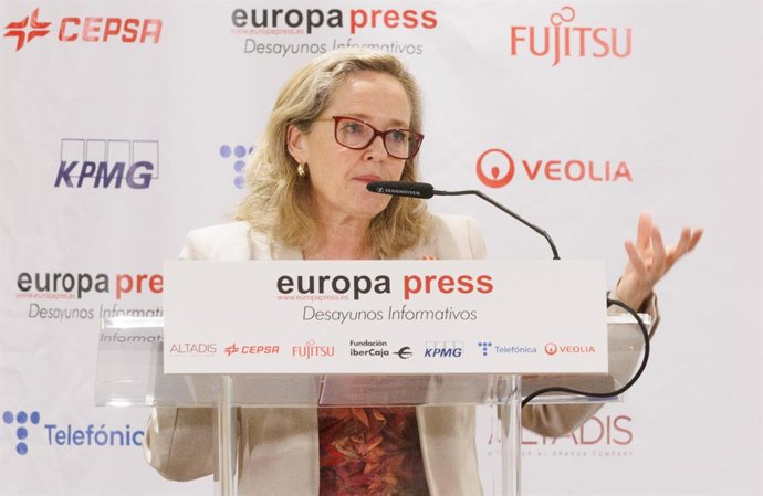 La vicepresidenta primera y ministra de Asuntos Económicos y Transformación Digital, Nadia Calviño, interviene durante un desayuno informativo de Europa Press, en el Hotel Hyatt Regency Hesperia, a 12 de julio de 2023, en Madrid (España).
