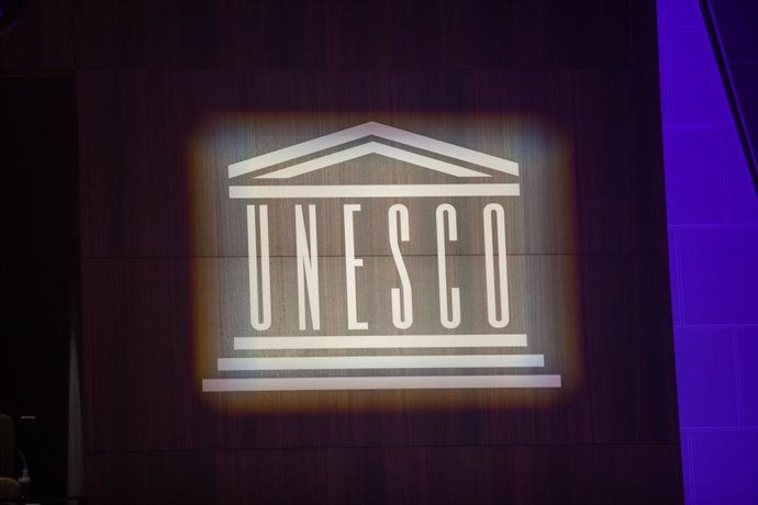 Archivo - Logo de la Organización de Naciones Unidas para la Educación, la Ciencia y la Cultura (UNESCO) durante la 41 Conferencia General del organismo en 2021 en su sede en París, Francia (archivo)