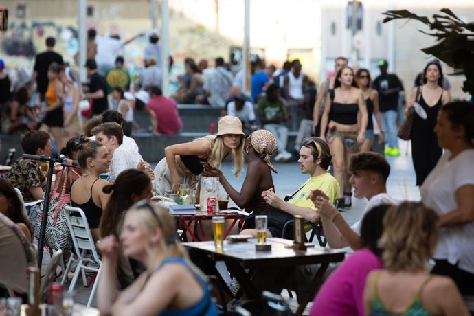 Archivo - Varias personas sentadas en bares, en Barcelona (España).