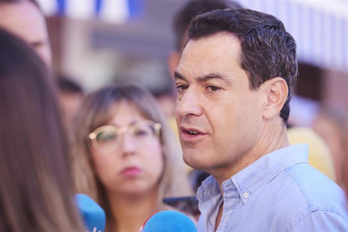 El presidente del Partido Popular de Andalucía, Juanma Moreno, atiende a los medios de comunicación durante la atención a medios de la localidad de Dos Hermanas, 16 de julio de 2023 en Sevilla (Andalucía, España). 